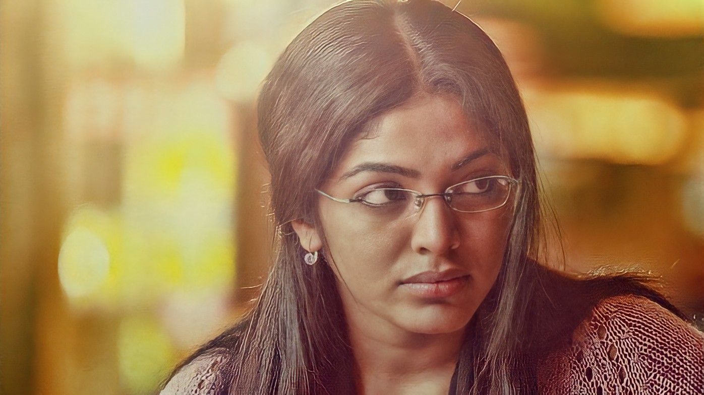 വല്ലാത്തൊരു അസ്വസ്ഥത.. പതുക്കെ പതുക്കെ പറക്കൽ നിന്നു.. നെഞ്ചിന്റെ ഇടത് ഭാഗത്തായി ചെറിയൊരു വേദന.. അതിങ്ങനെ കേറിക്കേറി വരുന്ന്……